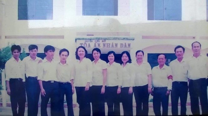 Chị Thu (thứ 5 từ trái qua) khi chưa bị tai nạn, chụp chung với đồng nghiệp Tòa án huyện Cần Giờ vào năm 2007  - Ảnh: Gia đình nhân vật cung cấp