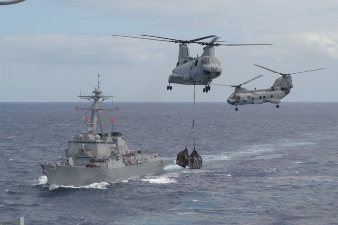 Tàu khu trục USS Lassen trong một lần tập trận với trực thăng trên biển - Ảnh: US Navy