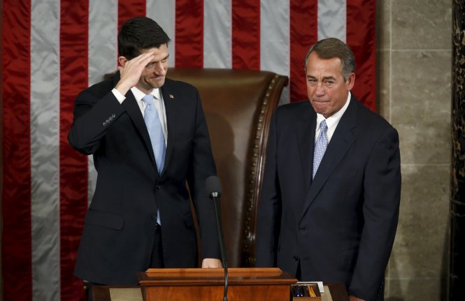 Ông Paul Ryan chào các hạ nghị sĩ Mỹ bên cạnh ông John Boehner tại Washington - Ảnh: Reuters