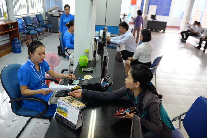 Hành khách chọn mua vé tàu tết năm 2016 tại ga Sài Gòn ngày 29-10 - Ảnh: Hữu Khoa