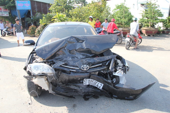 Chiếc xe bị tai nạn xảy ra trưa 29-10 tại dốc cầu Mỹ Quý - thị xã Cai Lậy, tỉnh Tiền Giang