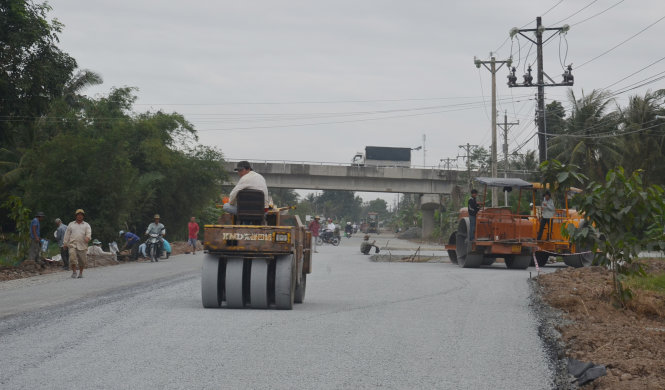 Nhiều nhà thầu ứng trước tiền để thi công đường giao thông lâm cảnh khó khăn do UBND huyện Phước Long chậm thanh toán nợ - Ảnh: C.Quốc