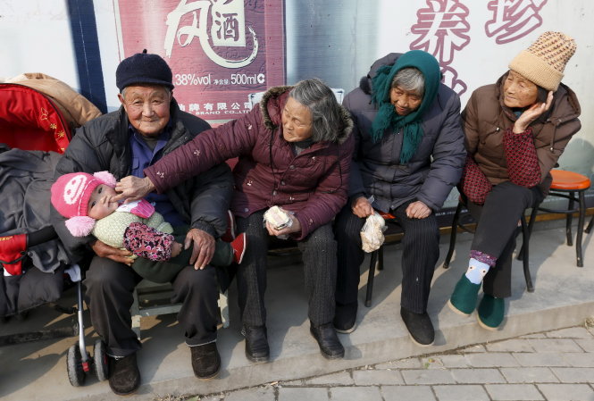 Gánh nặng người già nay đã hiển hiện ở Trung Quốc - Ảnh: Reuters