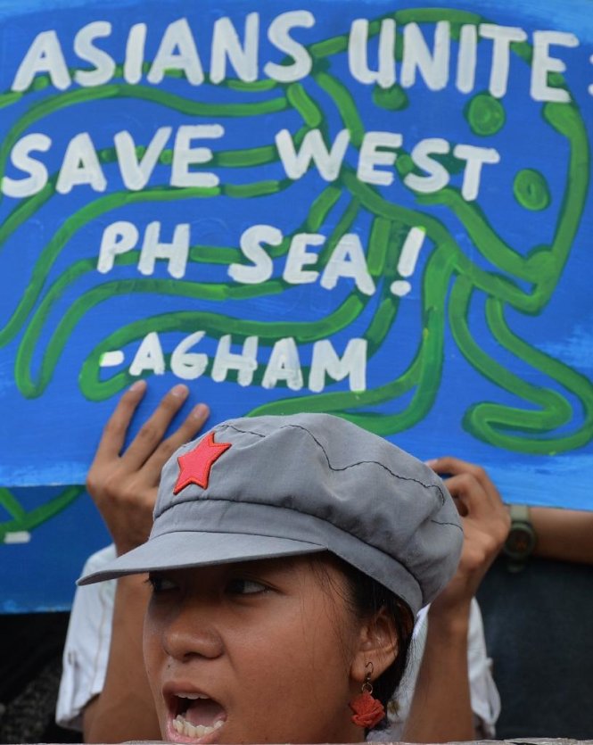 Người dân Philippines xuống đường biểu tình mạnh mẽ chống lại những áp đặt của Trung Quốc trên Biển Đông - Ảnh: AFP