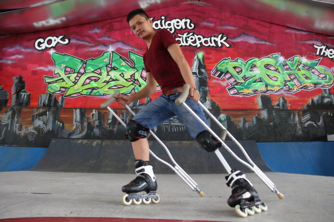 Hình ảnh Hoàng Ngọc Bảo mang nạng trượt patin đã trở thành động lực của không ít bạn trẻ - Ảnh: Ngọc Hiển