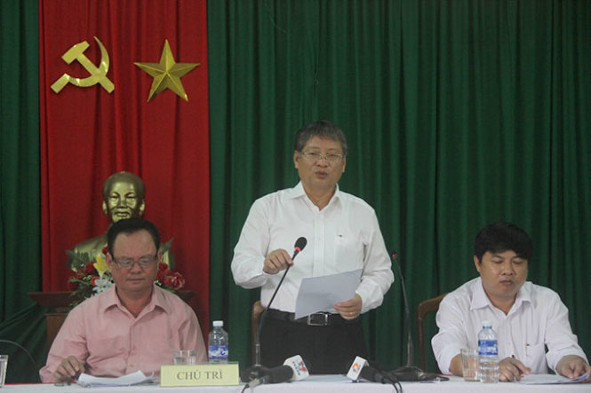 Ông Nguyễn Ngọc Tuấn-phó chủ tịch UBND TP Đà Nẵng chủ trì cuộc đối thoại với người dân Khánh Sơn - Ảnh: Đoàn Cường