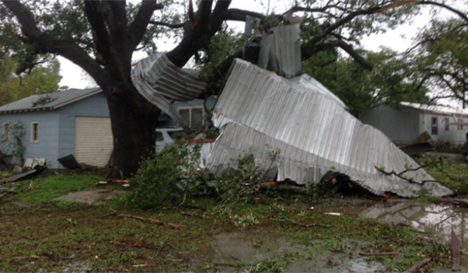 Gió giật mạnh khiến nhiều ngôi nhà và cây cối ngã đổ - Ảnh: Weather.com