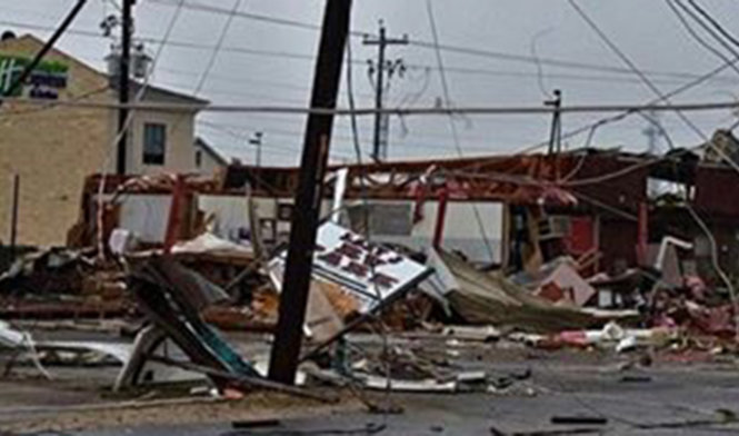 Nhiều căn nhà bị phá huỷ nặng nề tại Texas - Ảnh: Weather.com