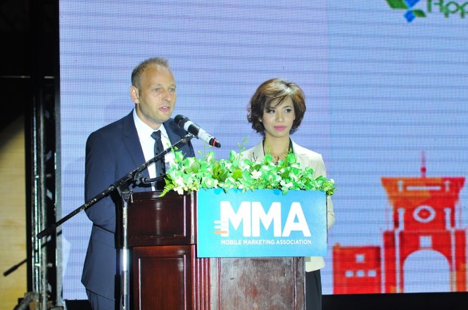 Ông Kasper Aakerlund- COO Mindshare, đồng chủ tịch MMA Vietnam và Bà Phan Bích Tâm, Giám đốc quốc gia của MMA tại Việt Nam phát biểu chào mừng tại Diễn đàn MMA Việt Nam 2015 - Ảnh: MMA Vietnam