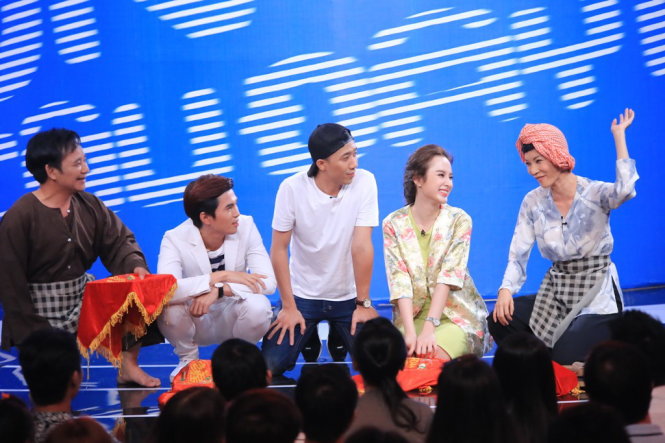 Xuân Lan, Angela Phươnng Trinh (phải qua) xuất hiện trong tập 1 của chương trình - Ảnh: Lê Nhân