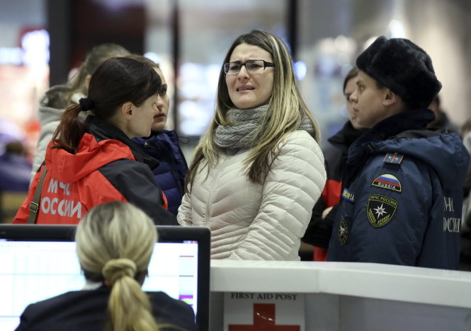 Thân nhân các hành khách xấu số chờ đợi thông tin tại sân bay Pulkovo ở Saint Petersburg ngày 31-10 - Ảnh: Reuters
