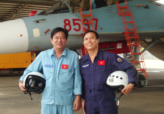 Đại tá Nguyễn Xuân Tuyến (phải) và thượng tá Nguyễn Gia Nhân (ảnh chụp khi đại tá Tuyến còn là trung đoàn trưởng trung đoàn 935) - Ảnh: M.Lăng