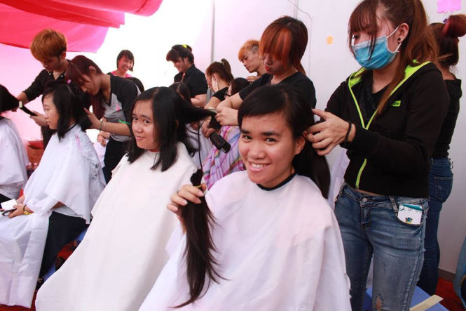 Mạng lưới Ung thư Vú Việt Nam trao tặng 50 bộ tóc giả cho bệnh nhân