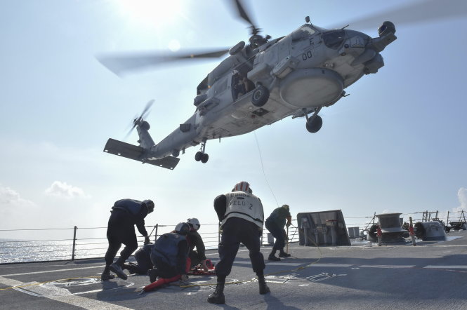 Thủy thủ tàu USS Lassen tập luyện ngày 28-10 trong quá trình tuần tra ở Biển Đông - Ảnh: Reuters