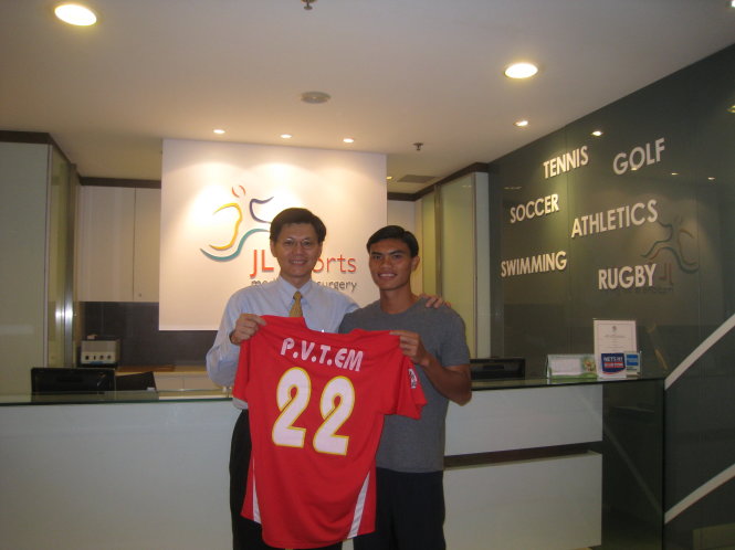 Tài Em tặng bác sĩ Tan Jee Lim chiếc áo mà anh mặc khi chơi cho đội tuyển VN - Ảnh: Phong Dương
