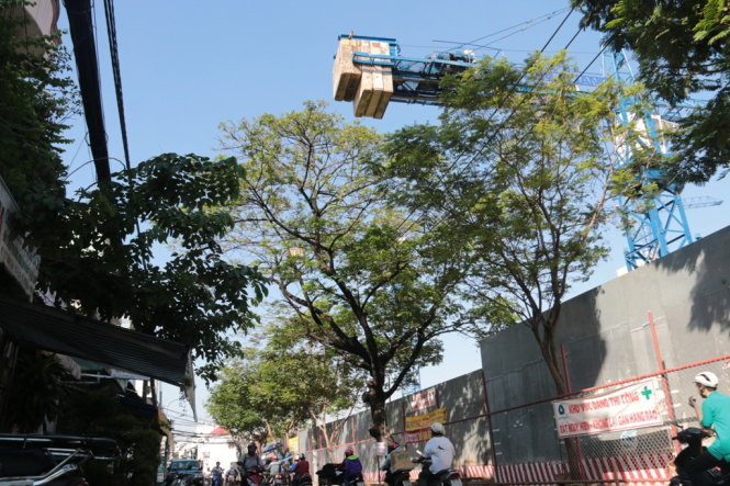 Cần trục với những khối bêtông vươn ra đường khiến người đi đường lo sợ xảy ra tai nạn - Ảnh: T.Long