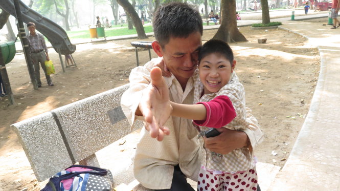 Ông Ngọc nô đùa với con gái ở công viên Thống Nhất (Hà Nội) Ảnh: QUANG THẾ