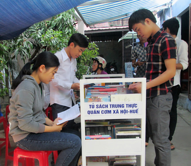 Sinh viên được ăn cơm giá rẻ và đọc sách miễn phí tại quán cơm xã hội Ảnh: VĂN DINH