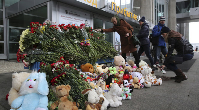 Người dân đặt hoa và đồ chơi trước cửa sân bay Pulkovo - Ảnh: Reuters