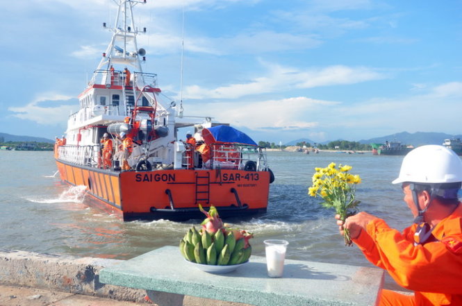 Cán bộ Trung tâm phối hợp tìm kiếm cứu nạn hàng hải khu vực 3 chuẩn bị hương, hoa, quả để mọi người viếng hai nạn nhân - Ảnh: Đ.Hà