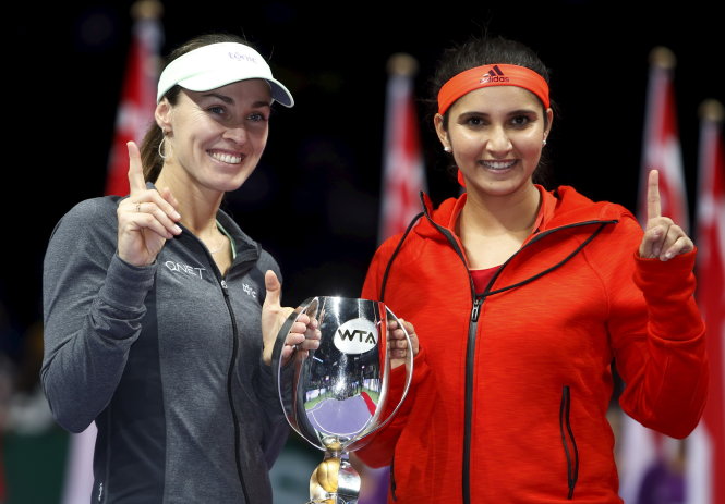 Hingis (trái) và Mirza cùng chiếc cúp vô địch đôi nữ WTA Finals 2015 - Ảnh: Reuters