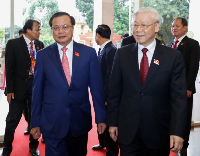 Tổng bí thư Nguyễn Phú Trọng (phải) đến dự Đại hội đại biểu Đảng bộ Hà Nội lần thứ XVI - Ảnh: Việt Dũng