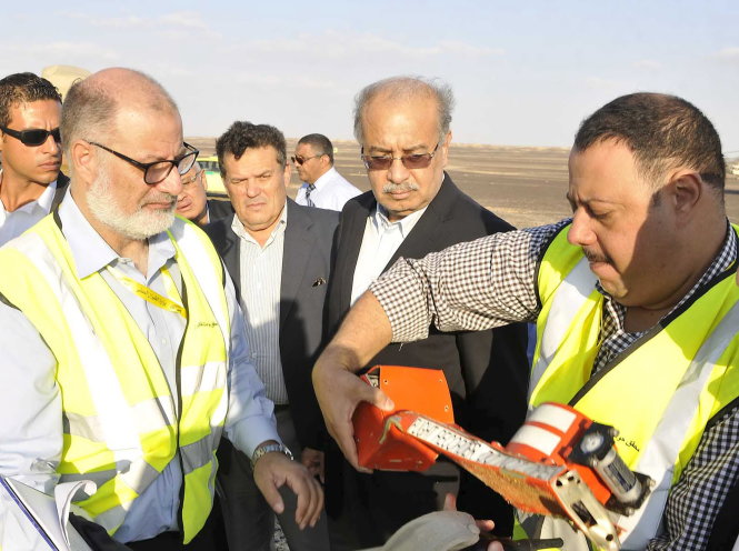 Thủ tướng Ai Cập Sherif Ismail (giữa) xem hộp đen thu được tại hiện trường máy bay rơi - Ảnh: Reuters