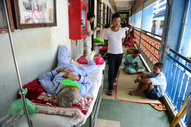 Tình trạng quá tải ở một bệnh viện tuyến trên khiến bệnh nhân phải nằm ngoài hành lang - Ảnh: QUANG ĐỊNH