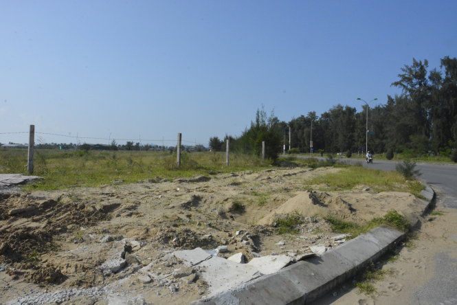 Dọc trục đường chạy ven biển của thị xã Cửa Lò, nhiều dự án chỉ có hàng rào vây quanh, cỏ mọc um tùm - Ảnh: Hồ Văn