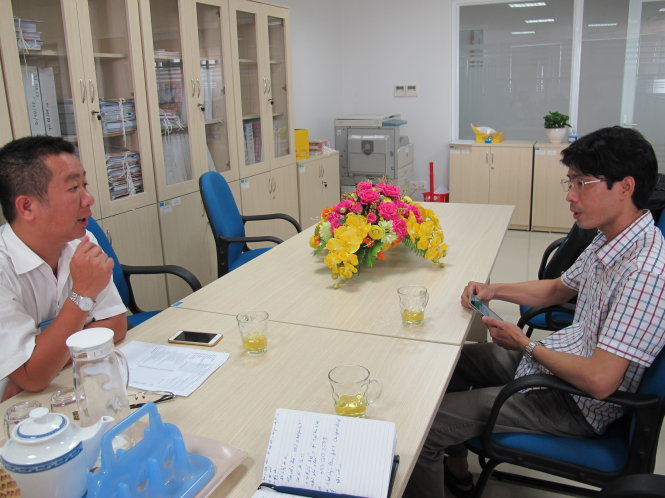 Anh Nguyễn Đình Long (phải) làm việc với cơ quan thuế sáng 2-11 - Ảnh: A.H.