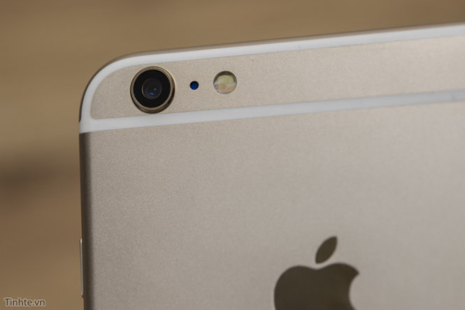 iPhone 6 Plus giả có logo Apple và thiết kế y hệt iPhone 6 Plus thật - Ảnh: TinhTe