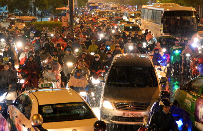 Kẹt xe trong cơn mưa tại giao lộ Hoàng Văn Thụ - Nguyễn Văn Trỗi (Q.Phú Nhuận), cửa ngõ ra vào sân bay Tân Sơn Nhất, vào tối 23-10   Ảnh: HỮU KHOA