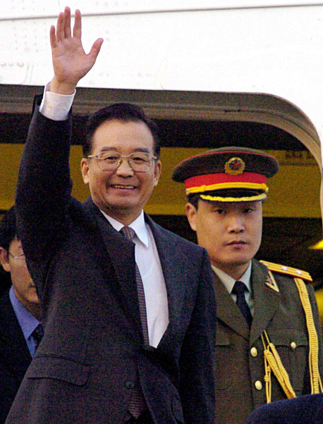 Thủ tướng Trung Quốc Ôn Gia Bảo vẫy chào mọi người ngay sau khi bước ra khỏi chuyên cơ tại sân bay quốc tế Nội Bài lúc 17g20 chiều ngày 6-10-2004 - Ảnh: Việt Dũng
