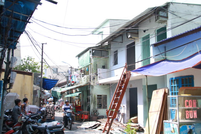 Chính quyền TP Đà Nẵng lo ngại khi nhiều hộ ở khu “ổ chuột” chợ Cồn đã bán nhà - Ảnh: Hữu Khá