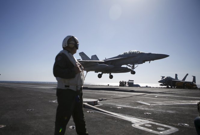 Máy bay chiến đấu hạ cánh trên tàu sân bay USS Ronald Reagan - Ảnh: Reuters