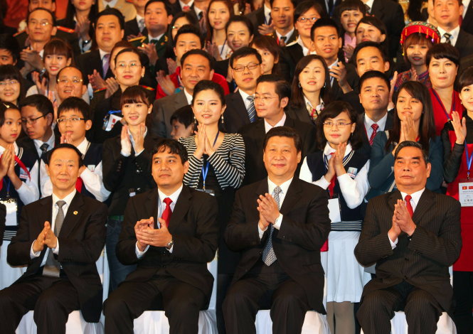 Ông Tập Cận Bình (thứ hai từ phải sang), trong lễ gặp mặt hữu nghị thanh niên hai nước Việt - Trung lần thứ 12 vào tháng 12-2011 Ảnh: VIỆT DŨNG