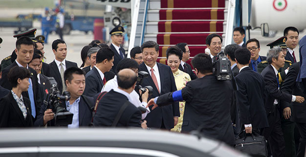 Chủ tịch Trung Quốc Tập Cận Bình và phu nhân Bành Lệ Viện đã xuống sân bay Nội Bài - Ảnh: Việt Dũng