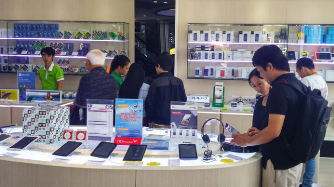 Người dùng chọn mua smartphone vừa ý tại một cửa hàng ở TP.HCm - Ảnh: T.Trực