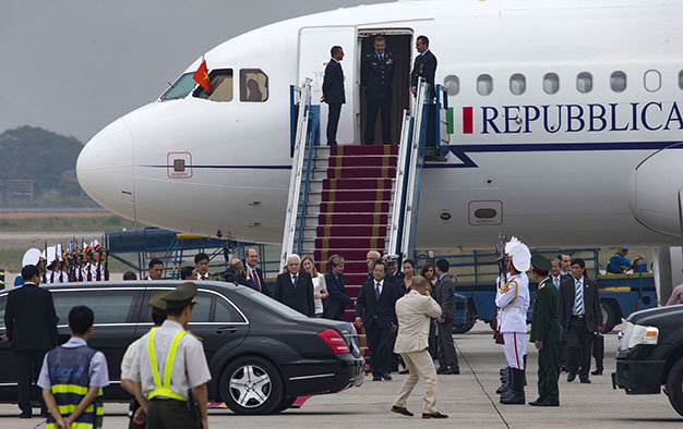 Tổng thống Italia Sergio Mattarella xuống sân bay Nội Bài trưa 5-11 - Ảnh: Việt Dũng