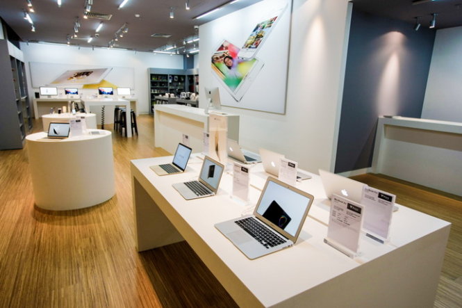 Bên trong cửa hàng V-Store chuyên kinh doanh sản phẩm chính hãng Apple của Viễn Thông A tại Vivo City (Tp.HCM) - Ảnh: Viễn thông A