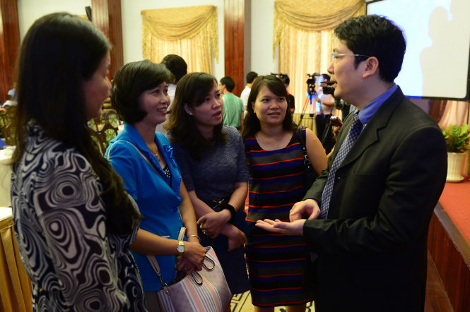 Ông Cao Anh Tuấn - phó tổng cục trưởng Tổng cục Thuế trả lời câu hỏi của các doanh nghiệp tại hội nghị đối thoại chính sách và thủ tục hành chính thuế, hải quan 2015 sáng 5-11 - Ảnh: Quang Định