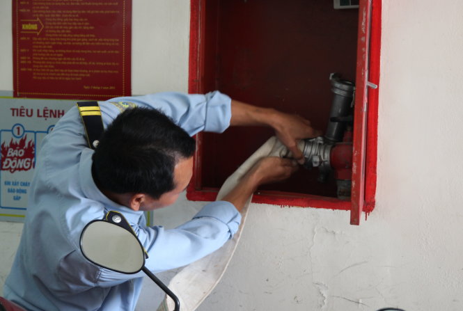 Kiểm tra PCCC tại khu tái định cư Nam Trung Yên (Hà Nội), phải mất 15 phút bảo vệ tòa nhà mới mở được vòi nước - Ảnh: Xuân Long