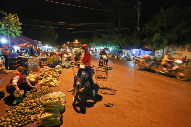 Một góc chợ tự phát trên đường Nguyễn Thị Định, P.Thành Nhất, TP Buôn Ma Thuột về đêm 