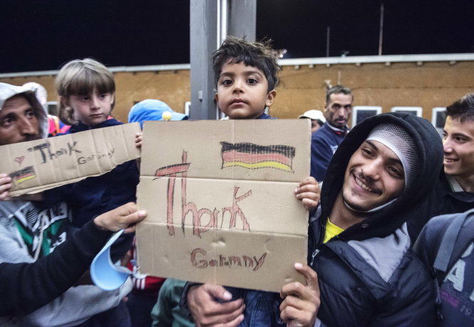 “Cảm ơn nước Đức” - những người tị nạn vui sướng trước sự đón tiếp của dân Đức - Ảnh: AP