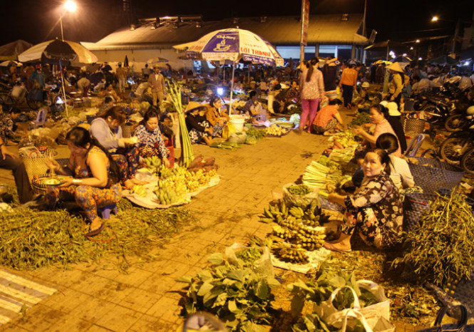 Một góc chợ rau quả lúc 2g sáng của những người nông dân Đồng Tháp - Ảnh: V.TR.