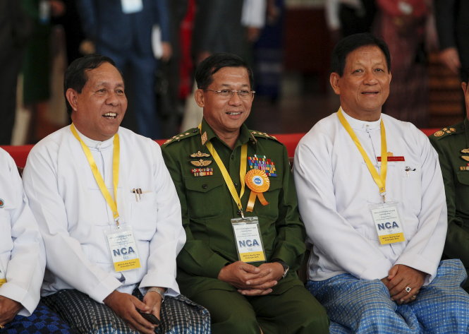 -	Tổng tư lệnh Min Aung Hlaing (giữa) Ảnh: Reuters