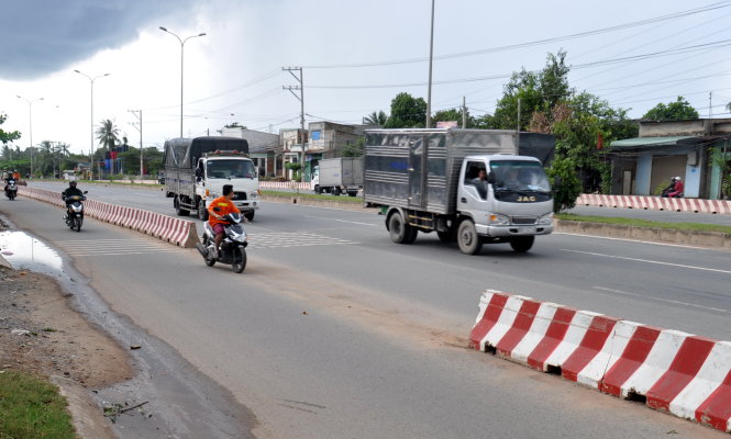 Dải phân cách trên quốc lộ 51, đoạn qua xã An Hòa, TP Biên Hòa (Đồng Nai) bị tháo dỡ sáu khối bêtông - Ảnh: Đức Trong