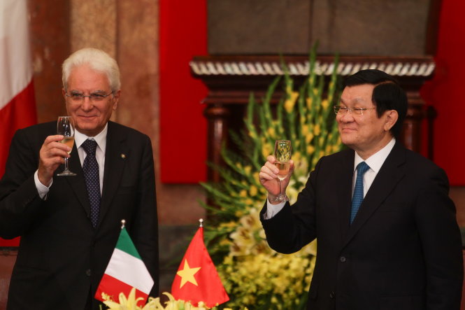 Chủ tịch nước Trương Tấn Sang và Tổng thống Cộng hòa Ý Sergio Mattarella nâng ly chúc mừng sau khi hai nước kết thúc lễ ký kết một số văn kiện - Ảnh: Nguyễn Khánh
