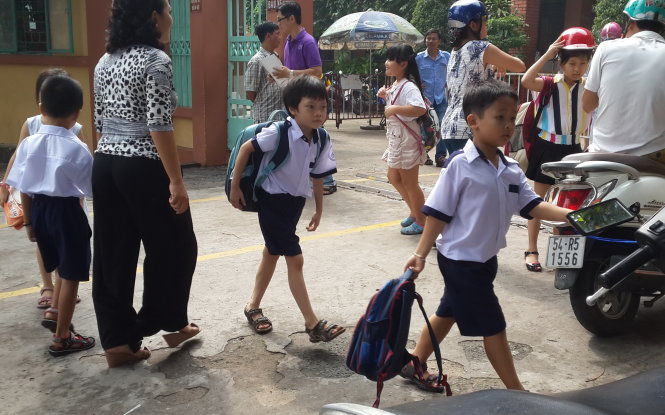 Thứ bảy nhưng nhiều học sinh lớp 1 vẫn đến lớp như ngày thường (ảnh chụp tại ở trường tiểu học tại quận Tân Phú) - Ảnh: Phương Nhi
