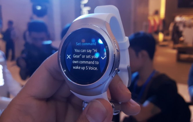 Ra lệnh cho đồng hồ thông minh (smartwatch) Samsung Gear S2 bằng giọng nói qua chức năng S Voice - Ảnh: Phong Vân